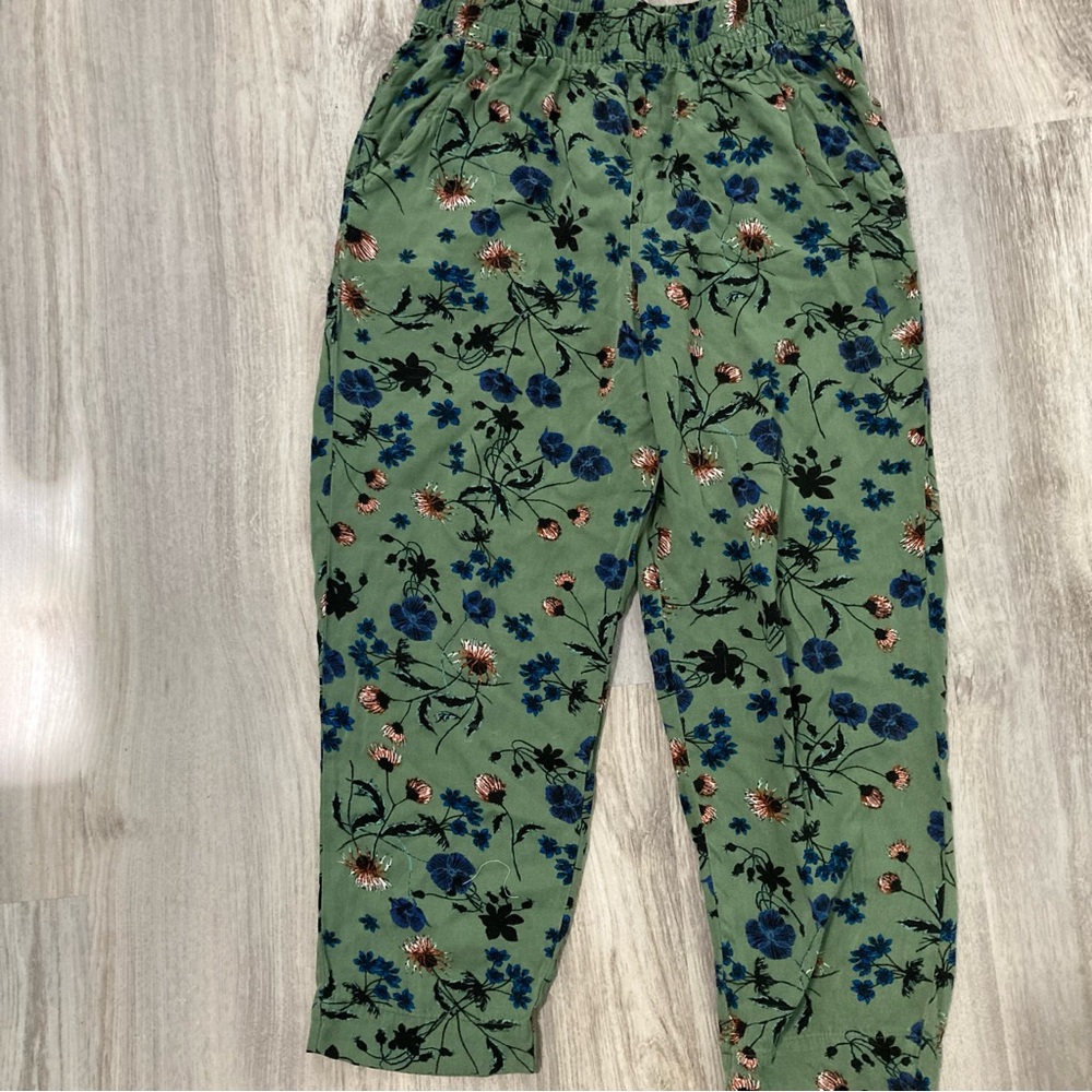 Jessica Simpson | green pants with flowers 🌺